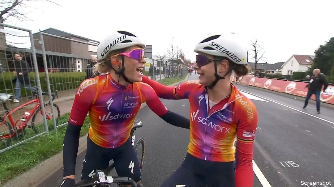 Demi Vollering en Lotte Kopecky die samen juichen: een beeld dat we dit seizoen regelmatig zagen