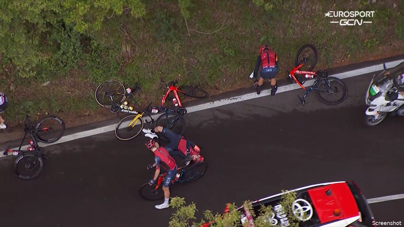 Thomas sprak met Roglic na gezamenlijke crash: 'Zag wel dat hij een diepe snee had'