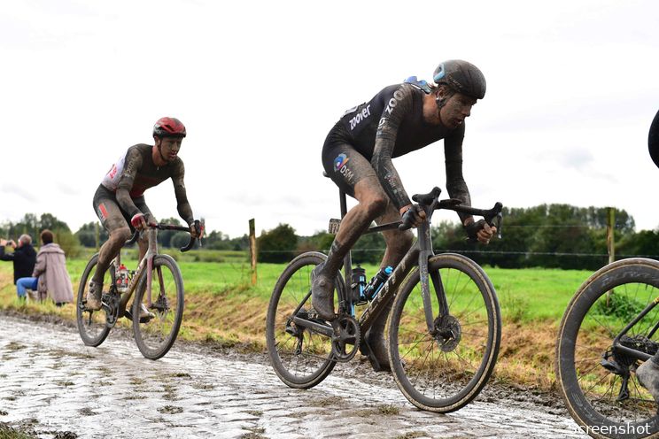 Eerlijke Eekhoff na Parijs-Roubaix: 'Mijn niveau ging hard achteruit'