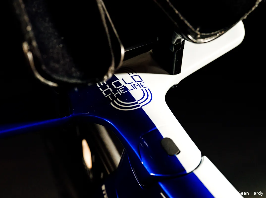 Van Dijk valt werelduurrecord aan met beest van een fiets (en opvallend detail)