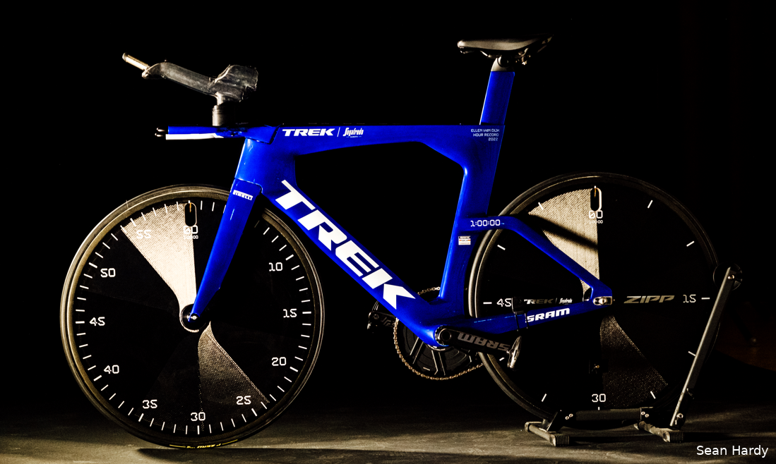 Van Dijk valt werelduurrecord aan met beest van een fiets (en opvallend detail)