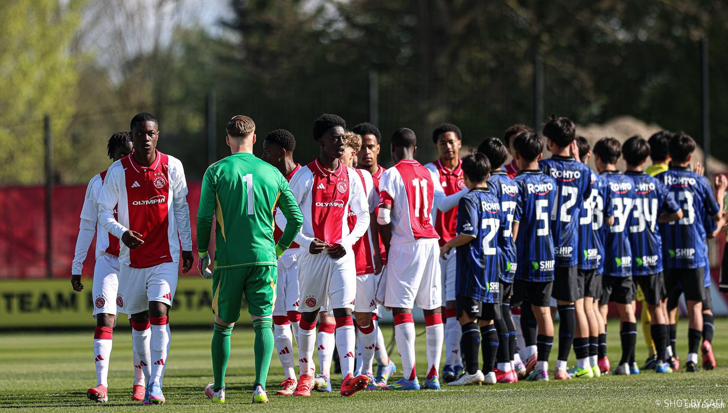 Ajax begon niet scherp aan tweede helft tegen Gamba Osaka: 'Dat zit er al het hele seizoen in'