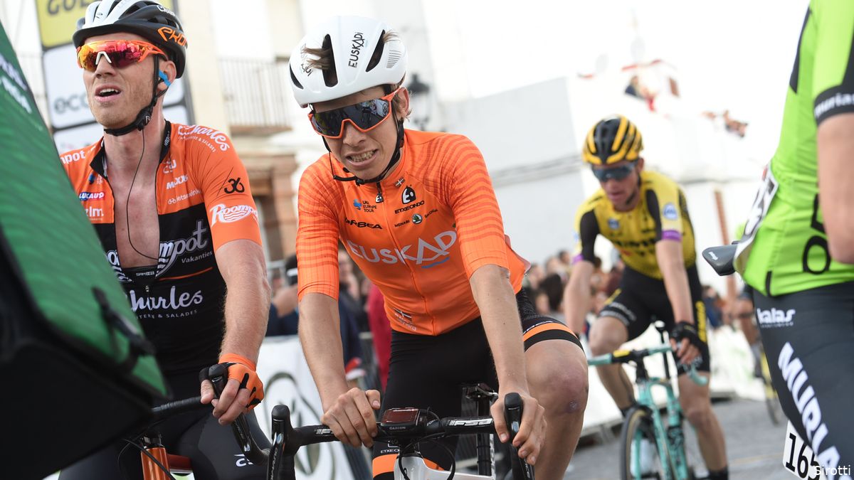 I mellomtiden i gruppen |  Pilot Euskaltel Azurmendi kolliderer med et rådyr og må til sykehus