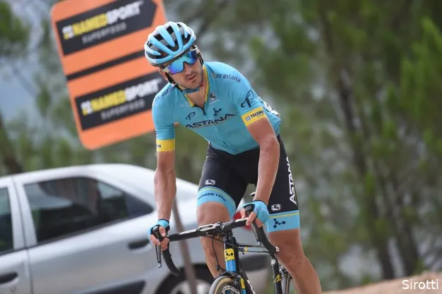 Gorka Izagirre trotseert hoosbuien en wint Gran Trittico Lombardo