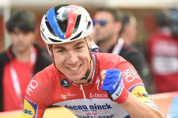 Jakobsen na overwinning slotetappe Vuelta: 'Dit is de beste dag uit mijn leven'