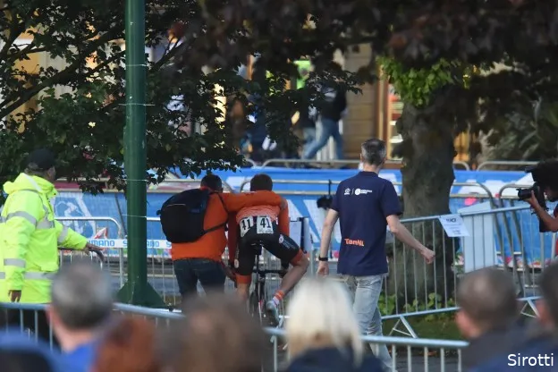 Steun voor Eekhoff vanuit peloton: 'Als hij een valsspeler is, dan ben ik dat ook'