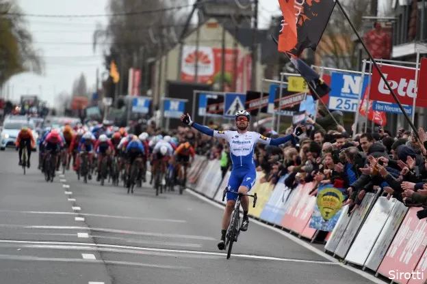 Asgreen blijft het razende peloton nipt voor in Kuurne-Brussel-Kuurne