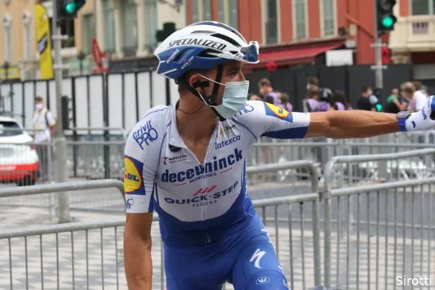 Alaphilippe overladen door emoties: 'Draag zege op aan mijn vader'