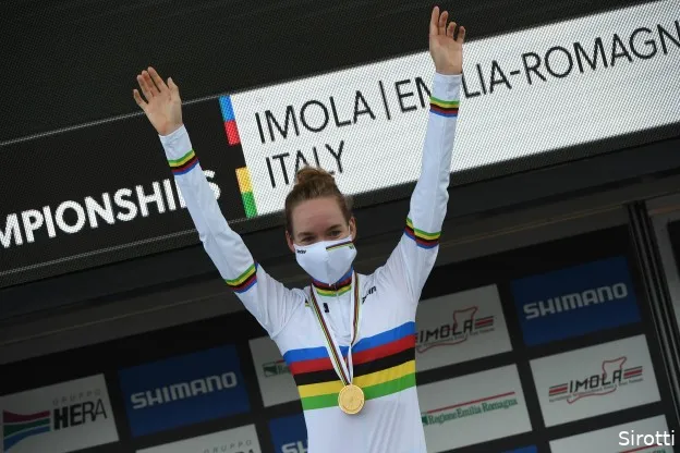 Van der Breggen schrijft vanuit de vlucht vierde Giro op haar naam, Rivera pakt de rit