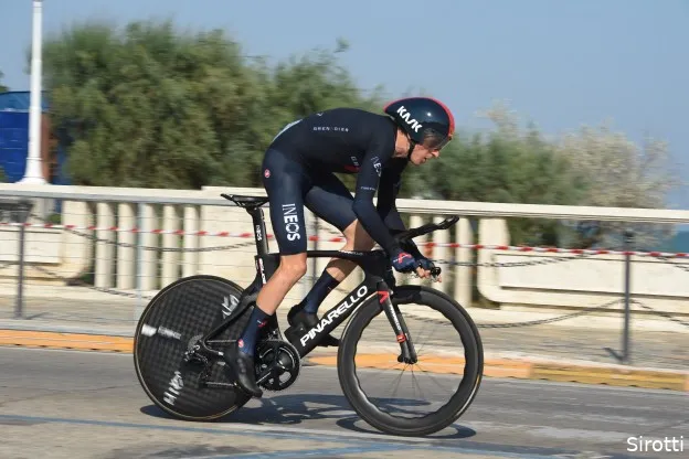 Thomas deelt door windvoordeel al enorme dreun uit in Giro, Ganna wint