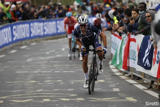 Alaphilippe wint Brabantse Pijl na tweestrijd met nummer twee Van der Poel