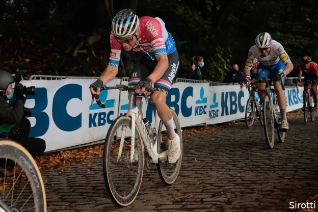 Smaakmaker Van der Poel vermaakte zich met aanval: 'Heb de goede flow te pakken'