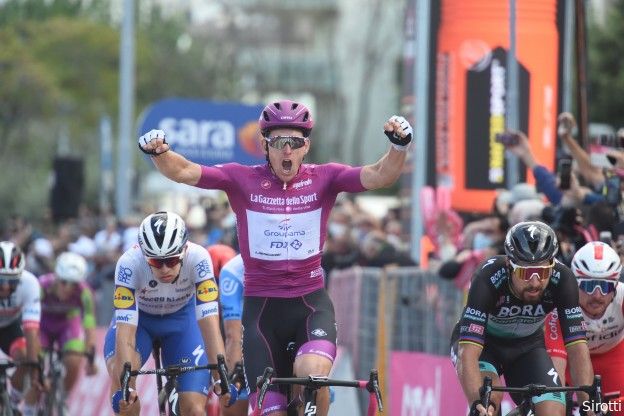 Kwartet voor machtige Démare in Giro d'Italia, paars steviger om schouders