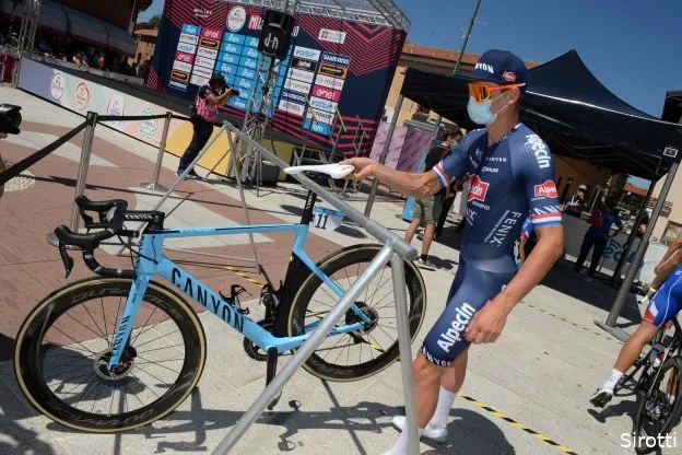 Van der Poel geeft zichzelf de schuld van vorm in Italië: 'Iets te veel gedaan'