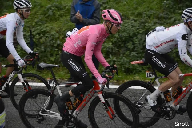 Sunweb-ploegleider Elijzen: 'Knoop in de maag bij keuzes Hindley en Kelderman'