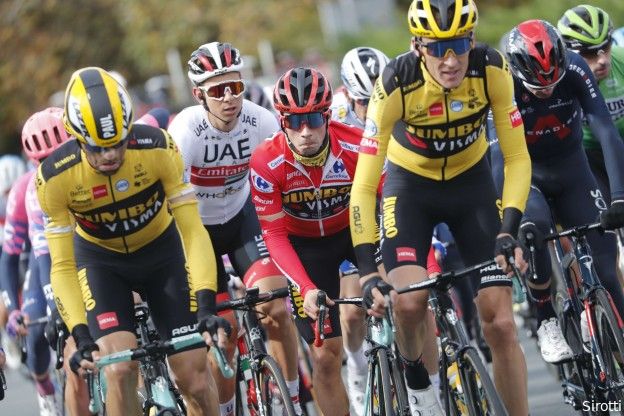Roglic wint Vuelta a España, ondanks eindknal Carapaz; Gaudu wint rit 17