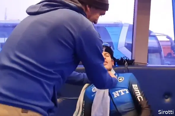 In beeld: Renners he-le-maal gesloopt na laatste bergetappe van 2020