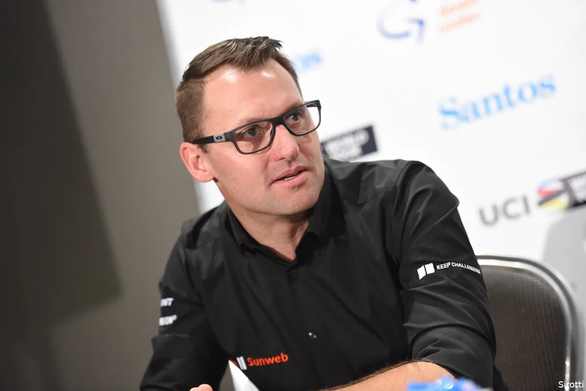 Interview | DSM-ploegleider Luke Roberts: 'Met Bardet kan het alle kanten op'