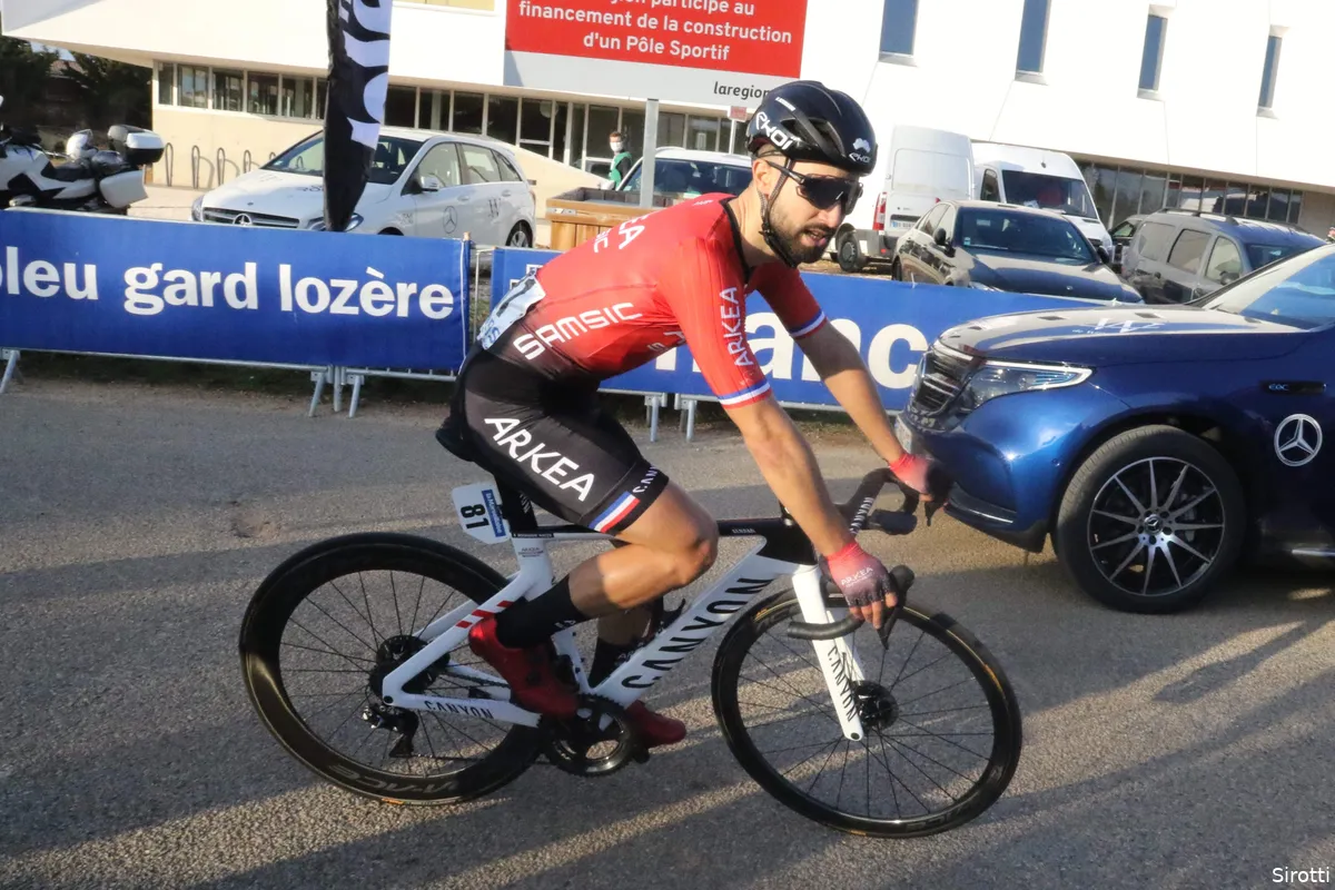Bouhanni (derde) ontwijkt valpartij Ewan en Sagan: 'Toen was winnen onmogelijk'