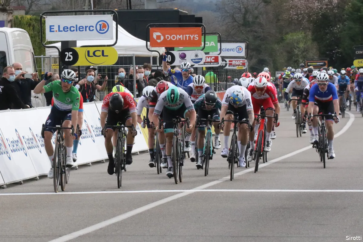 Bennett oppermachtig in vijfde rit Parijs-Nice, Roglic behoudt leiderstrui