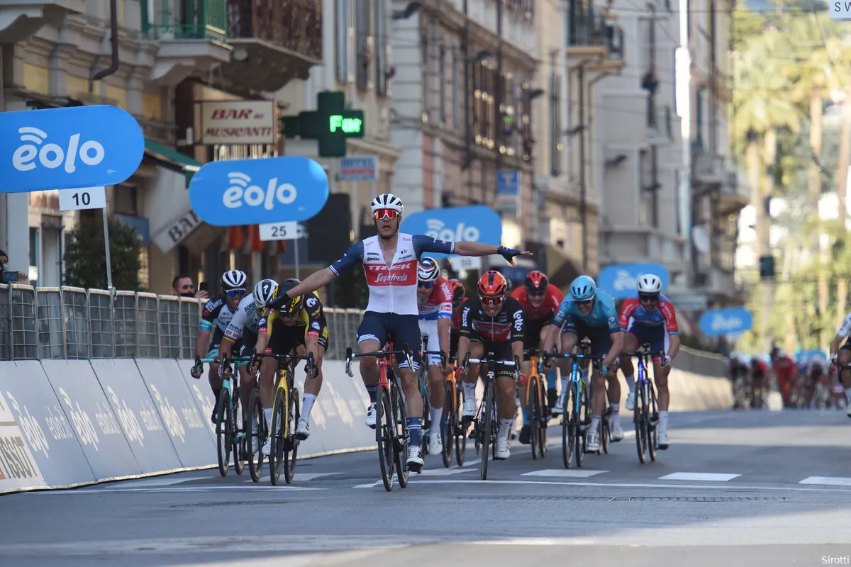 Stuyven klopt Van Aert en wint Milaan-Sanremo na razend spannende finale