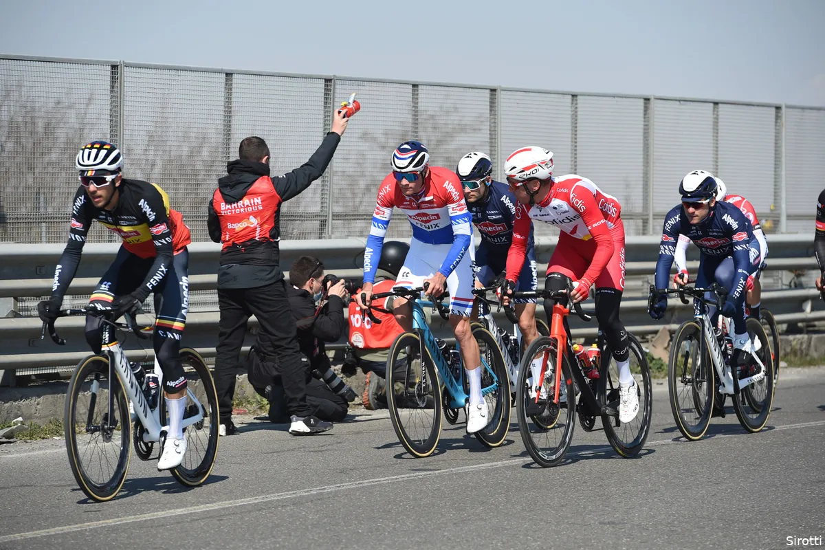 Kritische geluiden na Milaan-Sanremo: 'Van der Poel zat te ver op de Poggio'