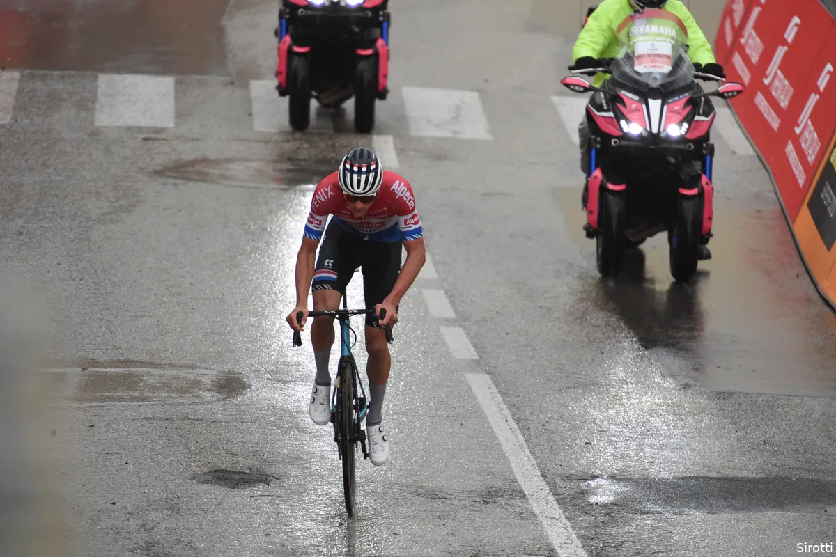 Nieuw kunststukje Van der Poel: winst na solo van 50 (!) kilometer in Tirreno-Adriatico
