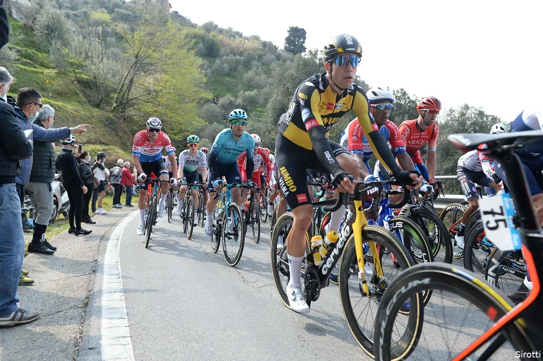 Van Aert over overgangsrit in Tirreno: 'Ik was vermoeid, het is al zwaar geweest'