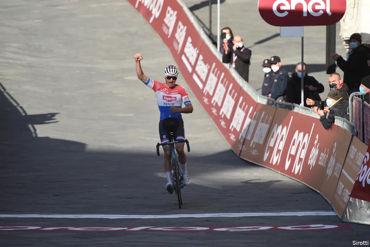Van der Poel wint Strade Bianche na ultieme clash met Alaphilippe en Bernal