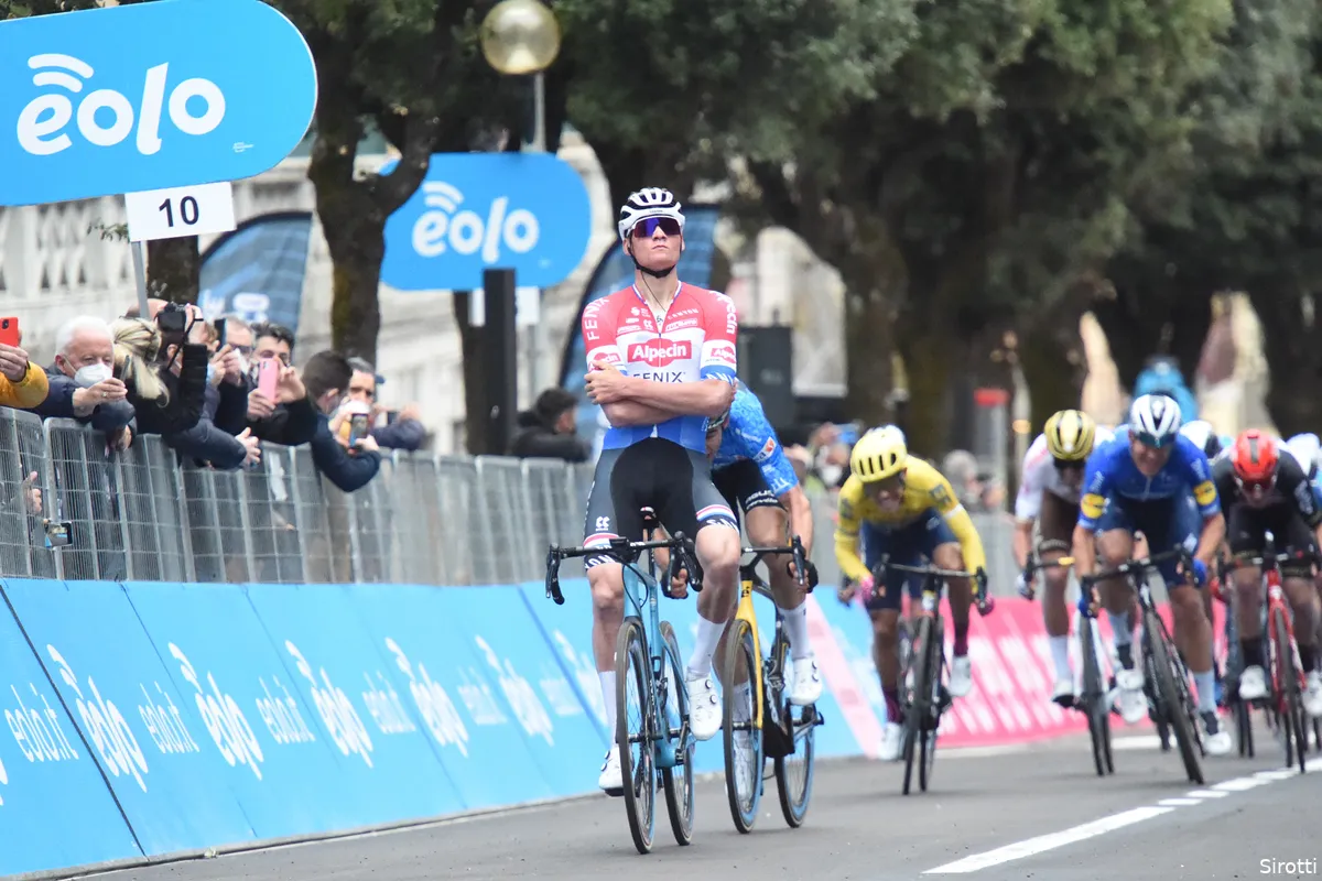 Getergde Van der Poel neemt revanche met ritwinst in Tirreno, Van Aert tweede