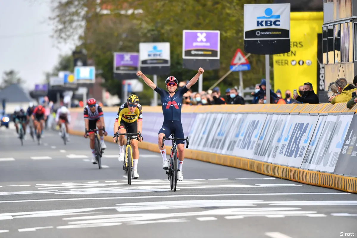 Pidcock klopt Van Aert en Trentin met machtige sprint in Brabantse Pijl