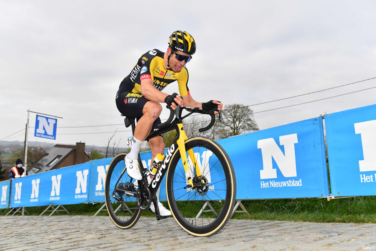 Trainer Van Aert pareert kritiek: 'Met Ronde-vorm sprint hij in Siena met Mathieu mee'