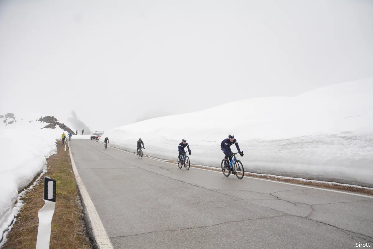 📸 Kan koninginnenetappe Giro wel volledig doorgang vinden? Passo Giau is helemaal bedolven onder sneeuw