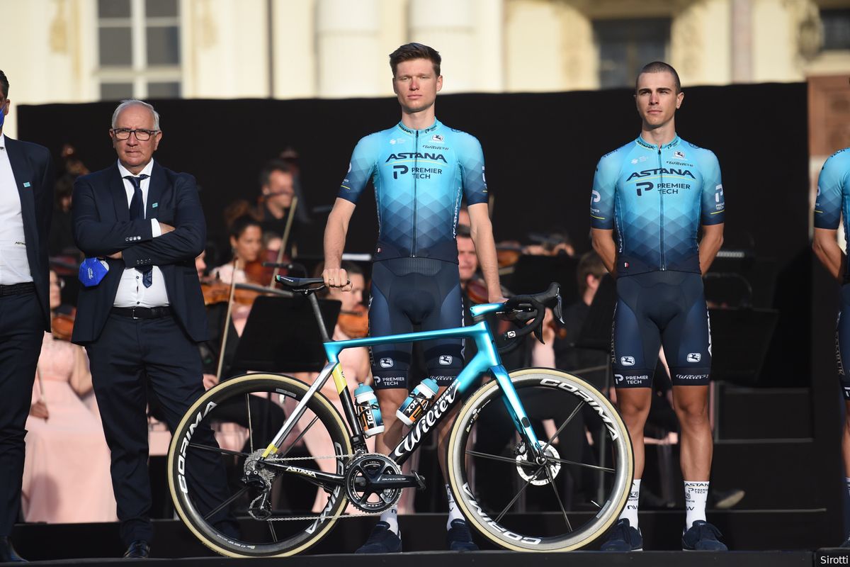 Vlasov wint tijd op concurrenten in Giro-proloog: 'Ik had niet verwacht zo goed te zijn'