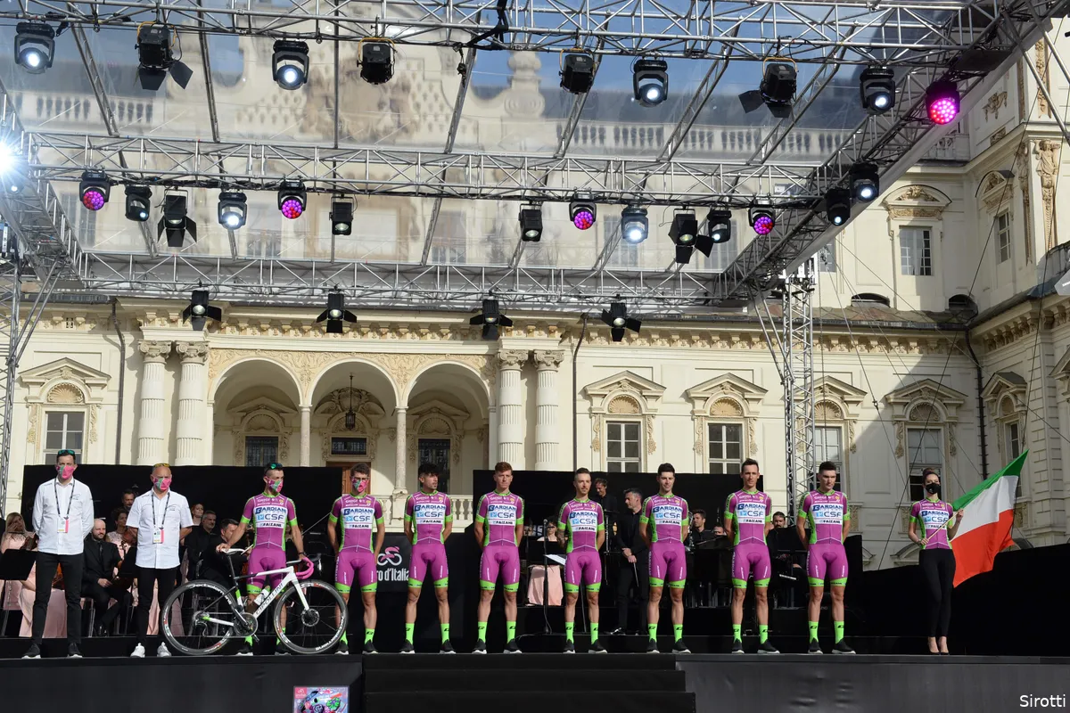 Hommeles bij Bardiani na coronabesmettingen: 'Ze denken dat renners beesten zijn'