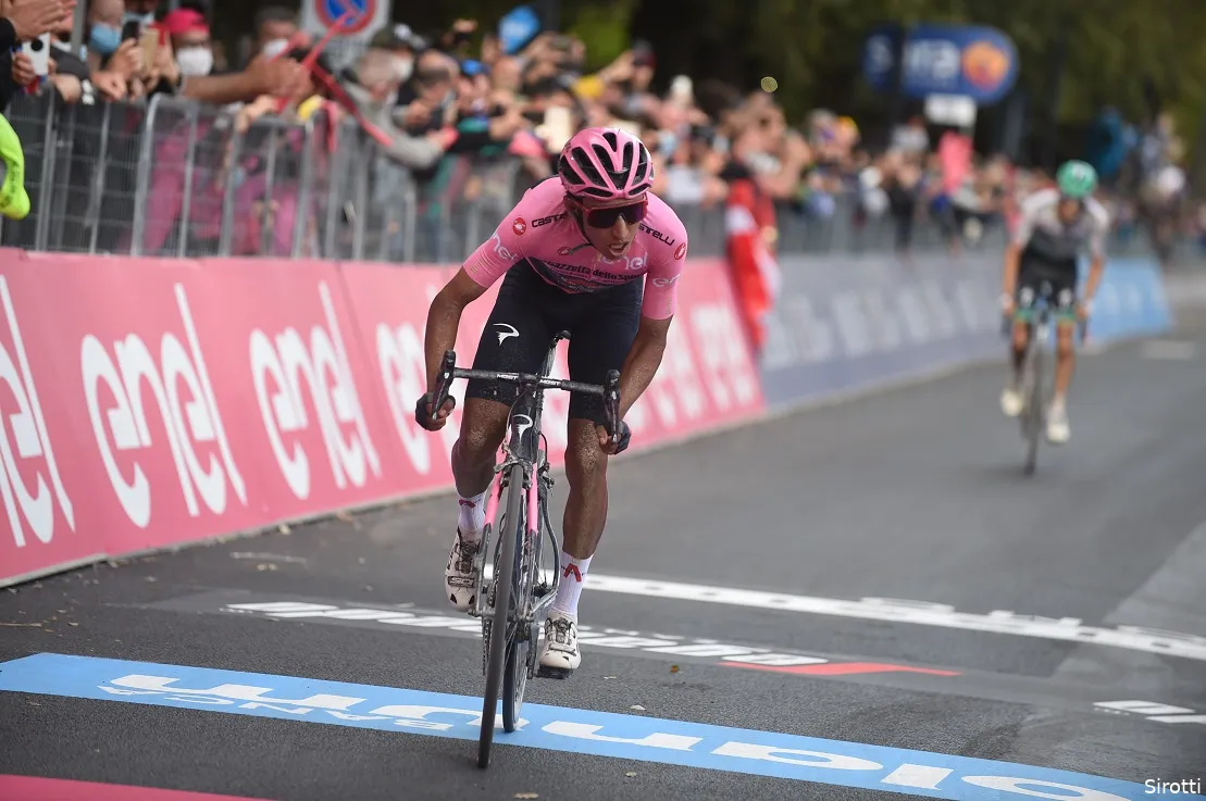 Bernal rijdt alles en iedereen op een hoop in kletsnatte en ingekorte Giro-rit