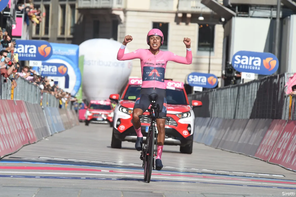 Feest voor INEOS: Bernal heeft Giro-eindzege binnen, Ganna met lekke band naar dagwinst