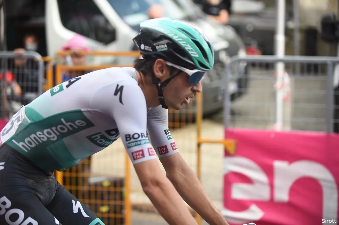 Buchmann stijgt negen plaatsen na geweldige dag, Caruso sneakt top drie binnen