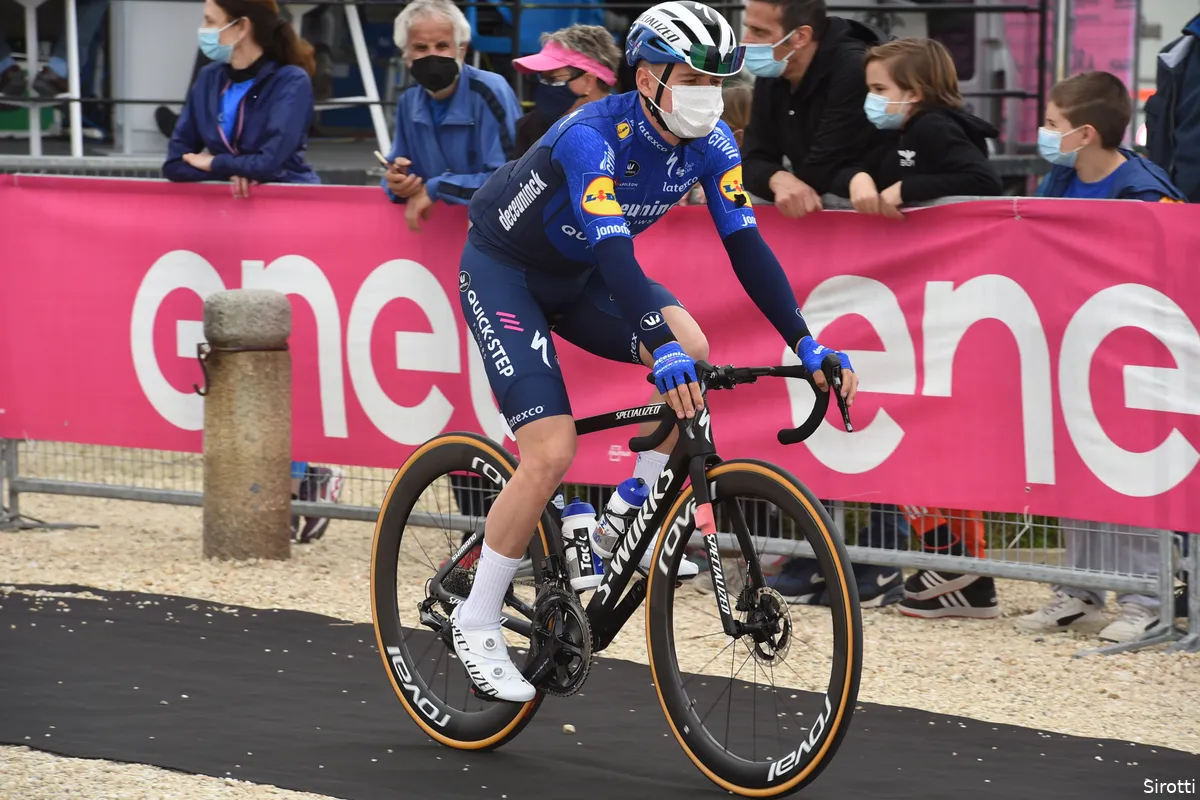 Evenepoel verliest enkele seconden, maar is tevreden: 'Heb eigen tempo gereden'