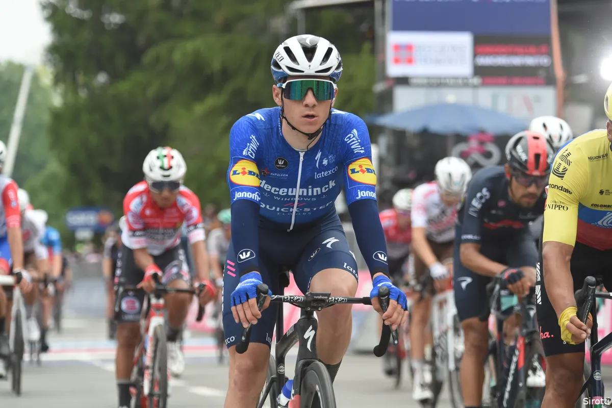 Evenepoel geeft visitekaartje voor WK af met imponerende solozege in Druivenkoers Overijse