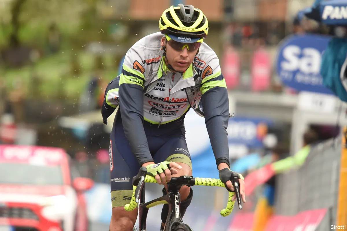 Hirt klimt naar zege ondanks materiaalproblemen, kramp én Arensman: 'Ben blijven vechten'