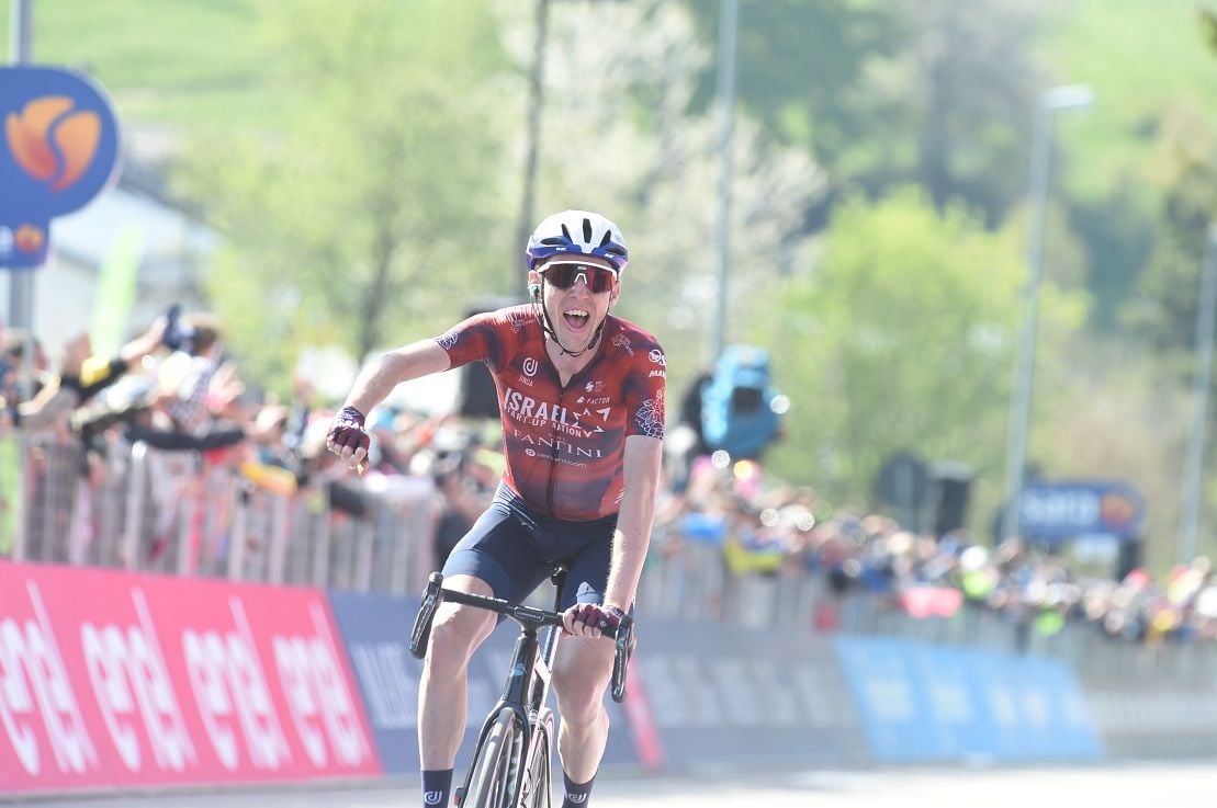 Yates maakt Giro plots weer spannend na lossen Bernal; Martin wint etappe