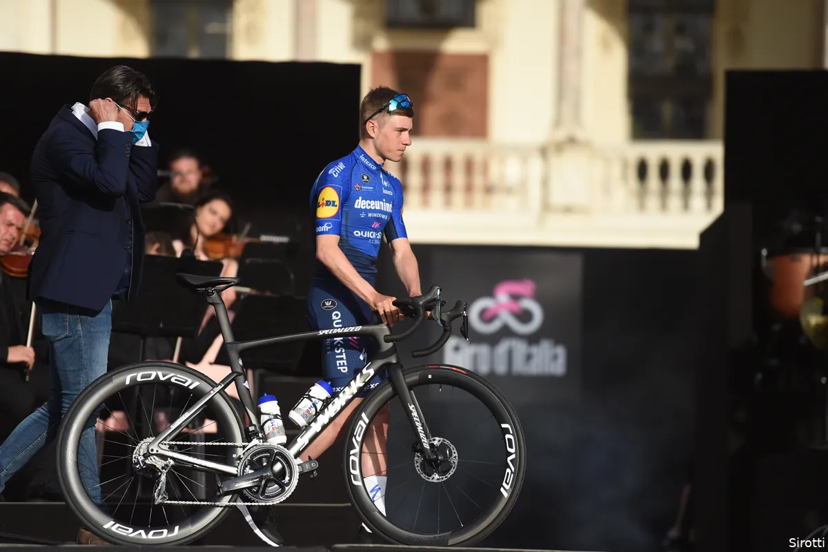 Evenepoel emotioneel bij terugkeer: 'Stond met tranen in m'n ogen op het startpodium'