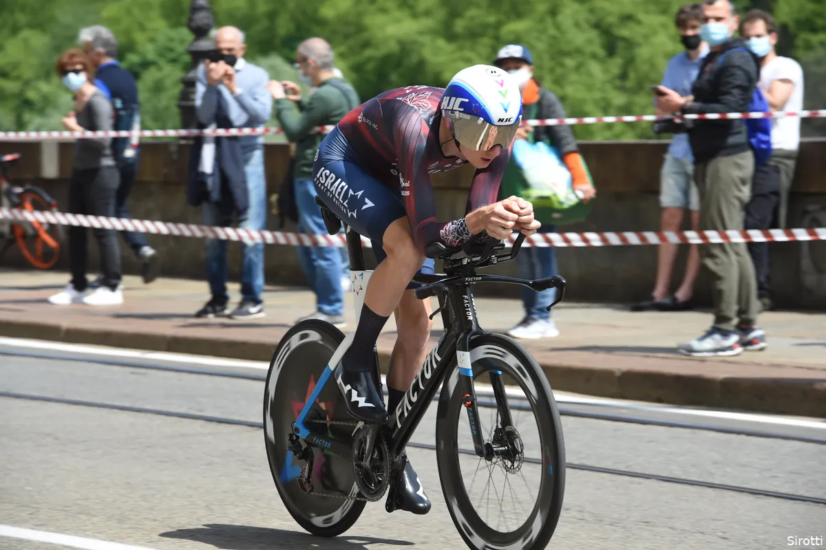 Ongelofelijke pech voor Neilands: eerste uitvaller Giro na val op weg naar hotel