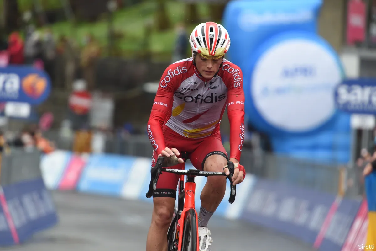 Lafay enorm gelukkig na eerste zege als prof: 'Dit is een ongelooflijke overwinning'