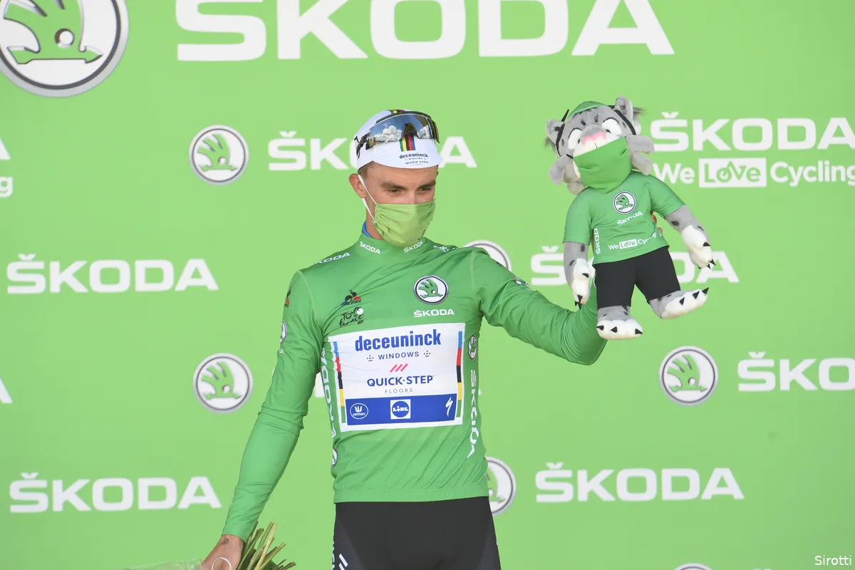 Alaphilippe moet geel aan Van der Poel laten: 'Hij schrijft zijn verhaal voor zijn opa'