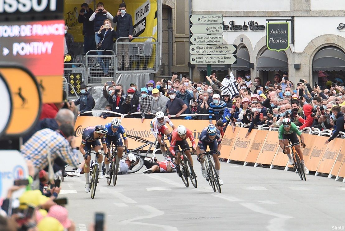 Dramatische finale met talloze valpartijen ontsiert sprintzege Merlier in Tour de France