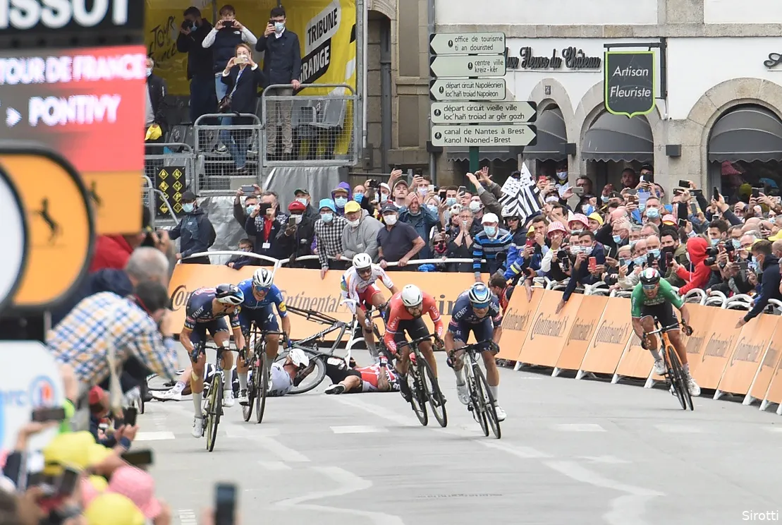 Dramatische finale met talloze valpartijen ontsiert sprintzege Merlier in Tour de France