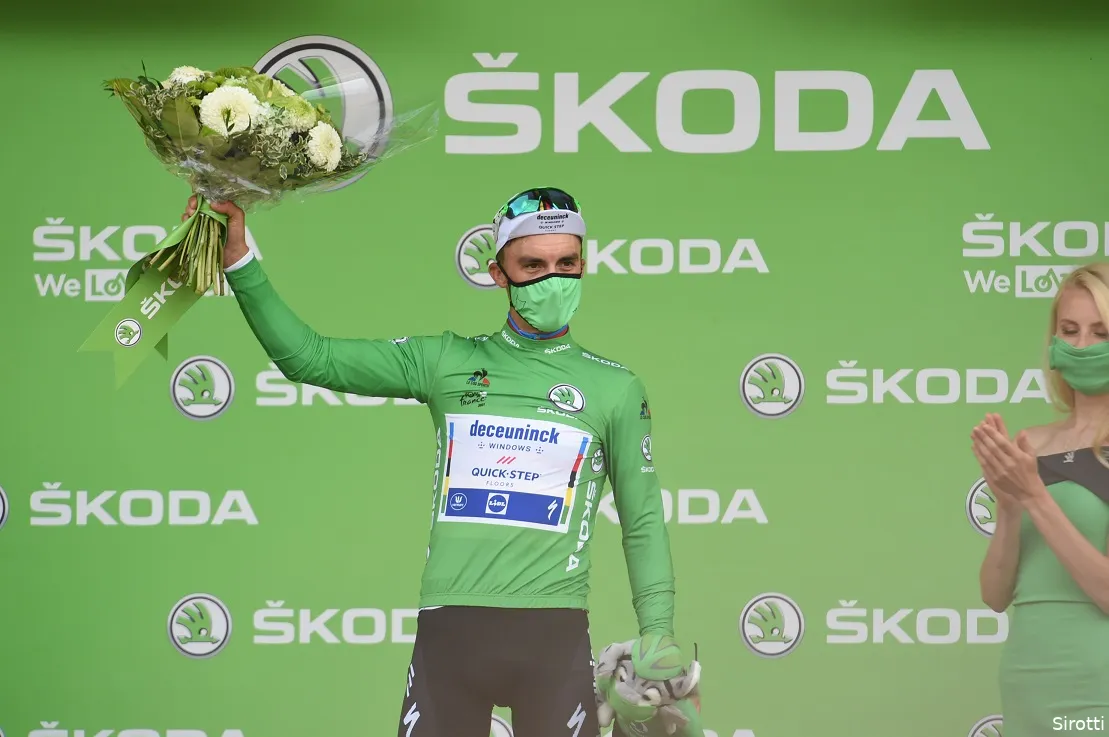 Alaphilippe komt slagveld door in eerste groep: 'Ben blij dat deze dag voorbij is'