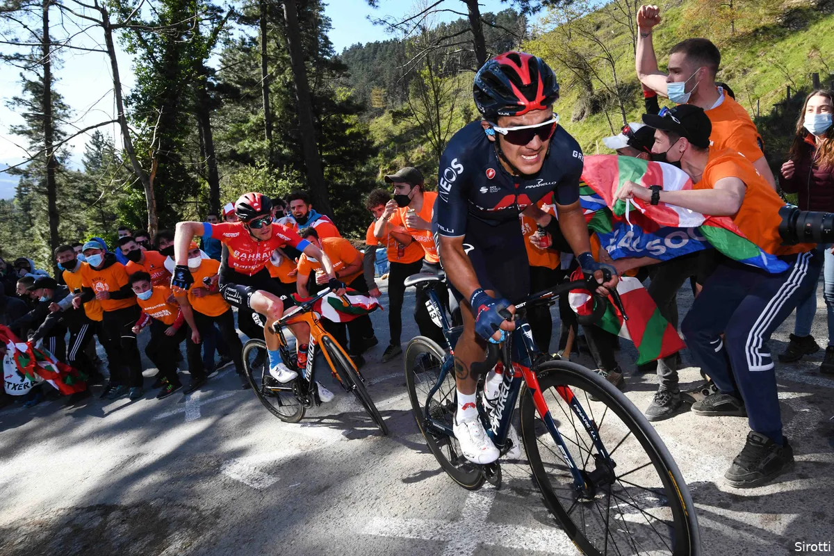 Carapaz maakt indruk met ferme stoot, die niets uithaalt: 'Ik heb goede benen'